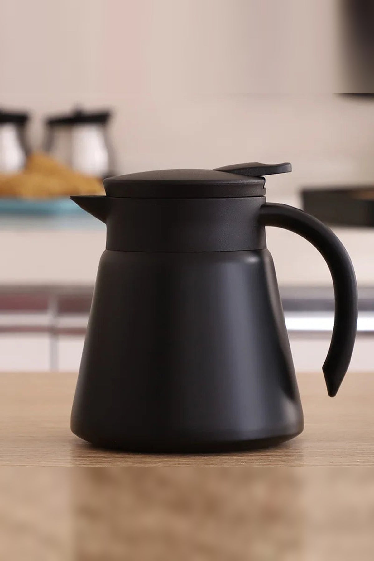 Insulated Carafe 880 ml – Drip-Free Thermos Jug