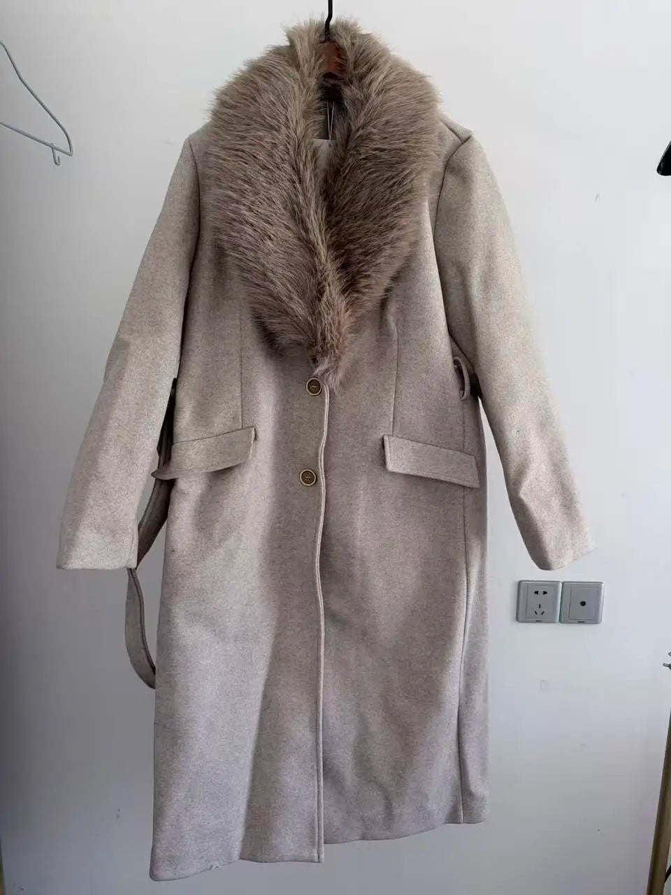 Liora Women's Fur Collar Coat – Stylish Warmth with Functional Pockets 3