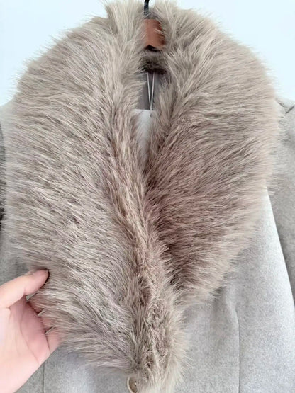 Liora Women's Fur Collar Coat – Stylish Warmth with Functional Pockets 4