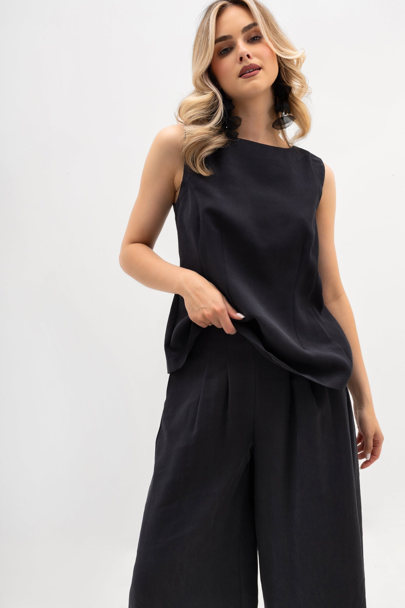 Mira Women's Wide Leg Trousers – Elegant Pleats for Effortless Style 3
