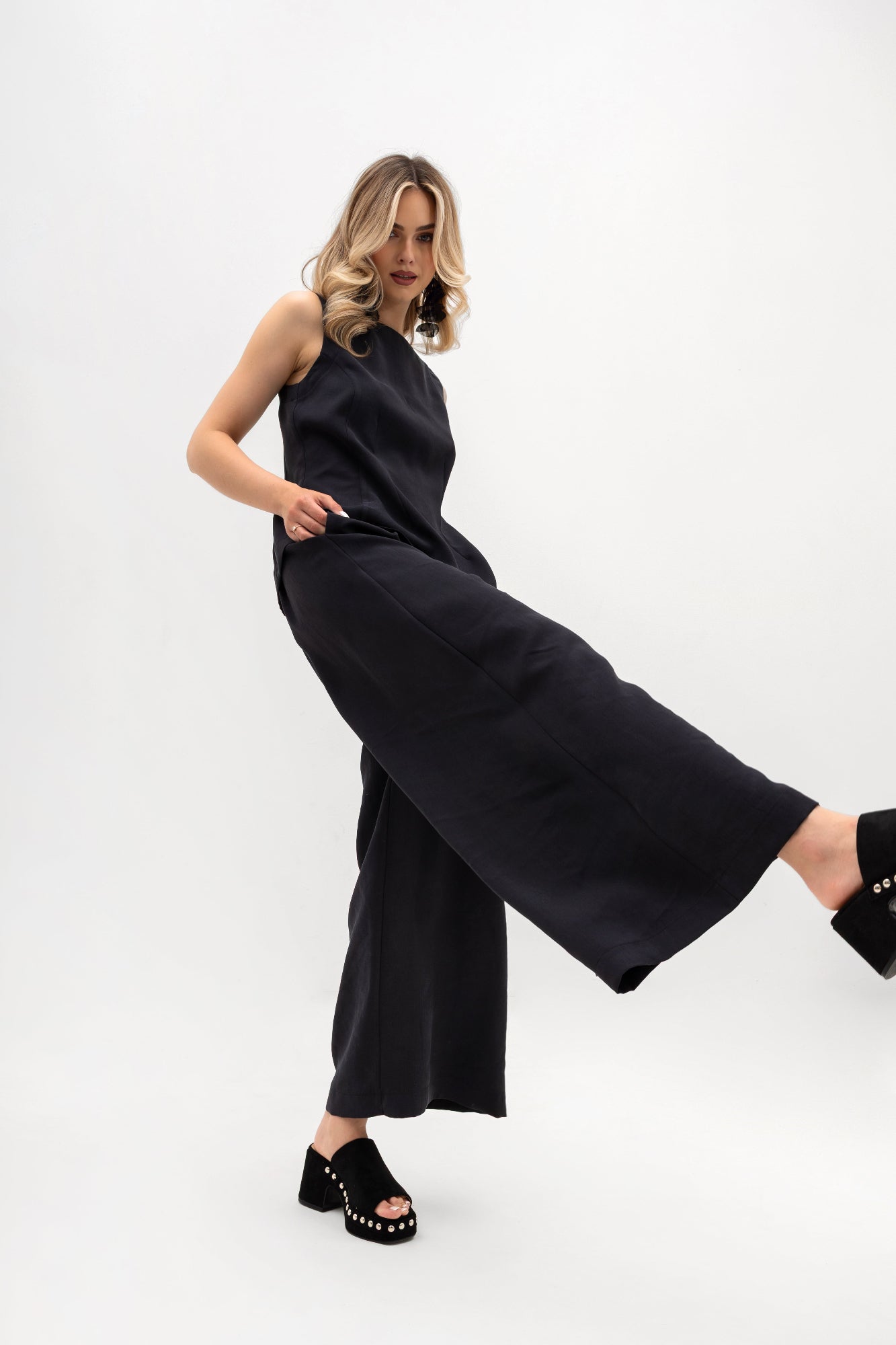 Mira Women's Wide Leg Trousers – Elegant Pleats for Effortless Style 4