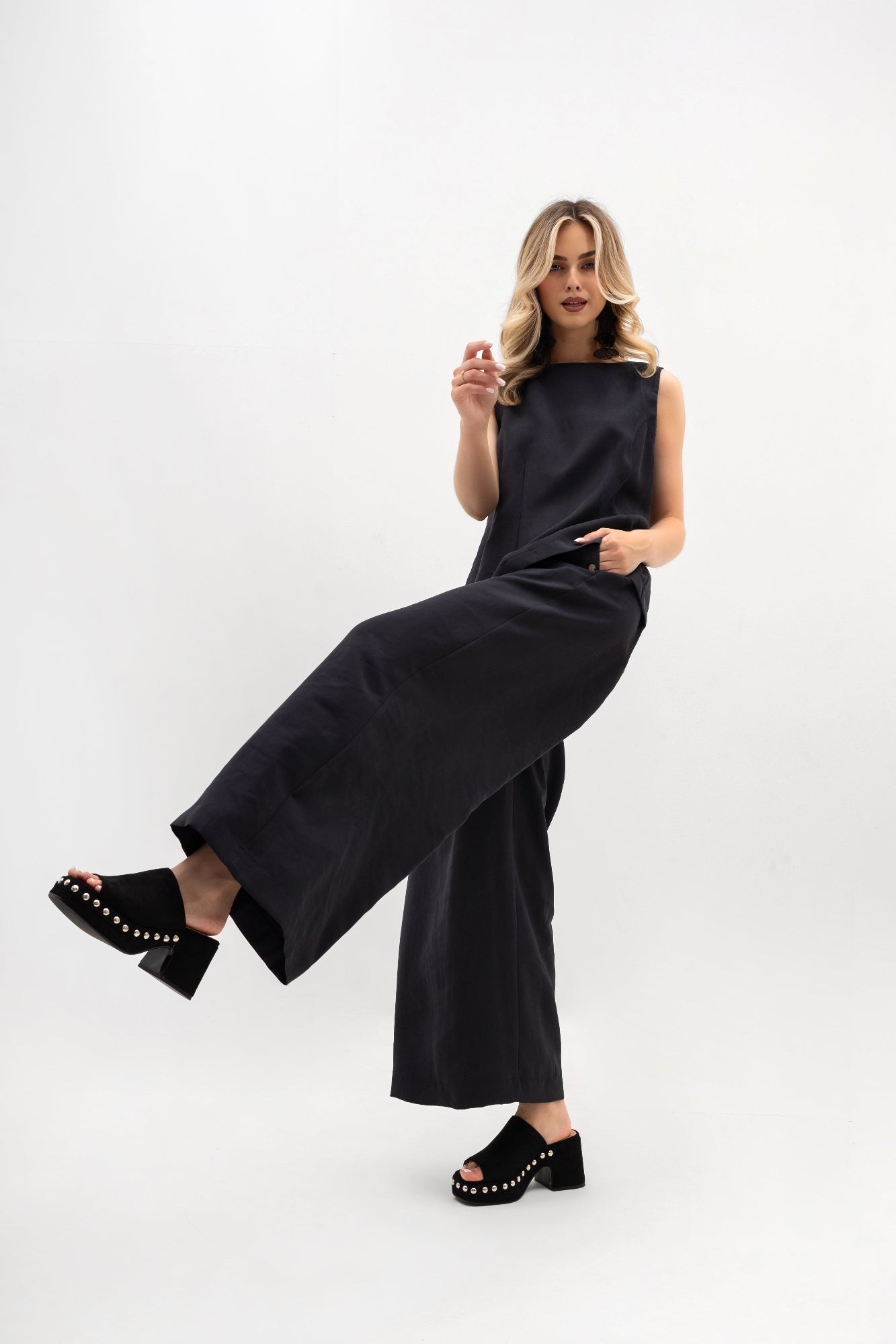 Mira Women's Wide Leg Trousers – Elegant Pleats for Effortless Style 5