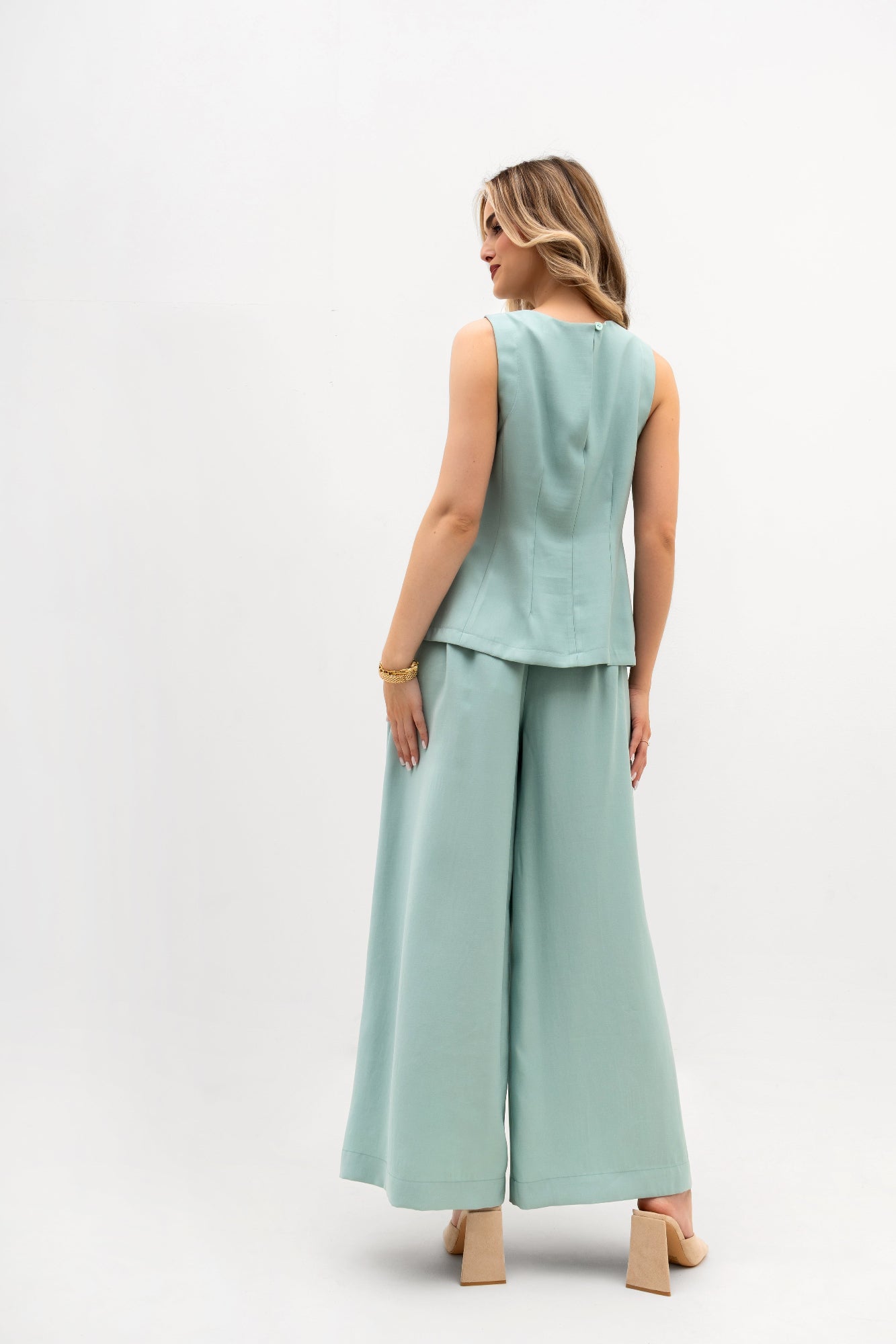 Mira Women's Wide Leg Trousers – Elegant Pleats for Effortless Style 9