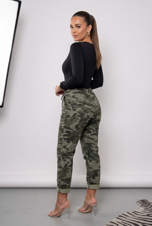 Trousers Women - Camouflage Print Trousers with Relaxed Leg