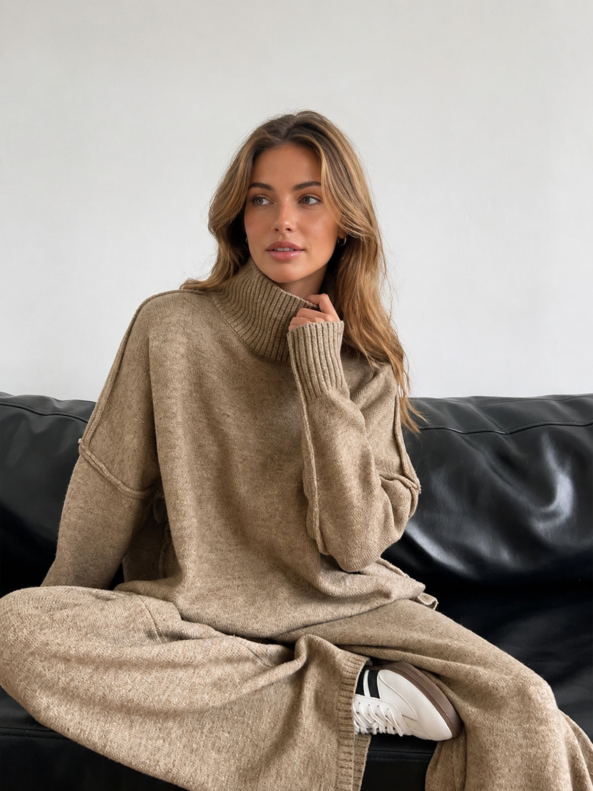 Set Women - Two-Piece Turtleneck Knit Outfit with Wide Leg Trousers