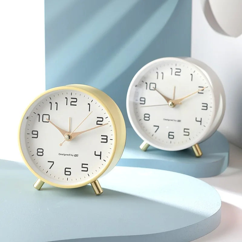 Silent Table Clock – Scandinavian design, minimalist metal