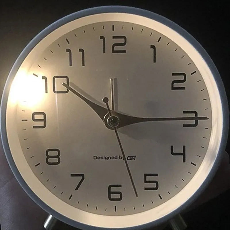 Silent Table Clock – Scandinavian design, minimalist metal